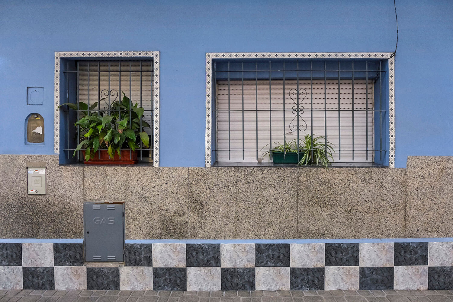 Dos ventanas y damero, San Cristóbal